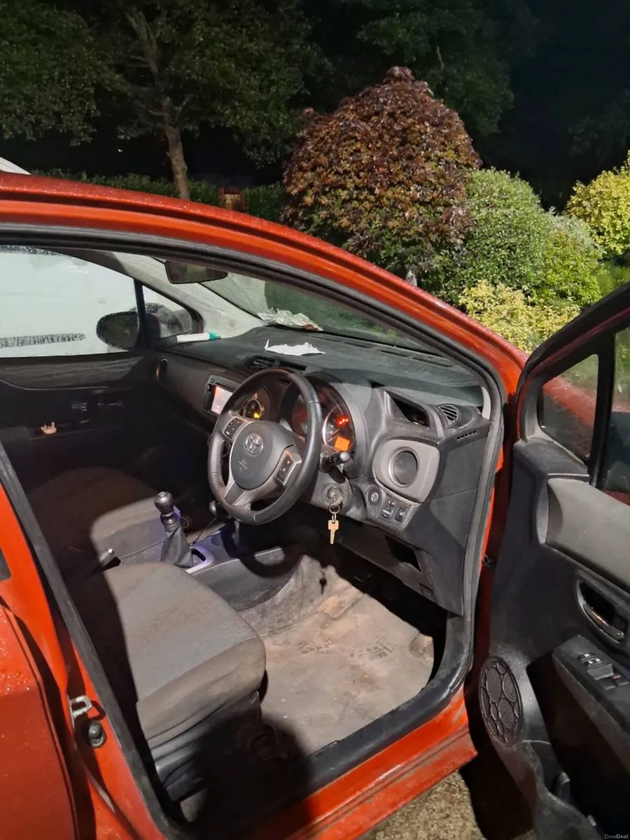 2012 Toyota yaris - Image 6