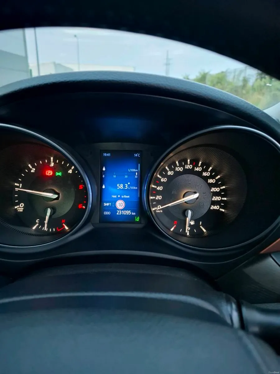 Toyota avensis 2016 diesel - Image 5