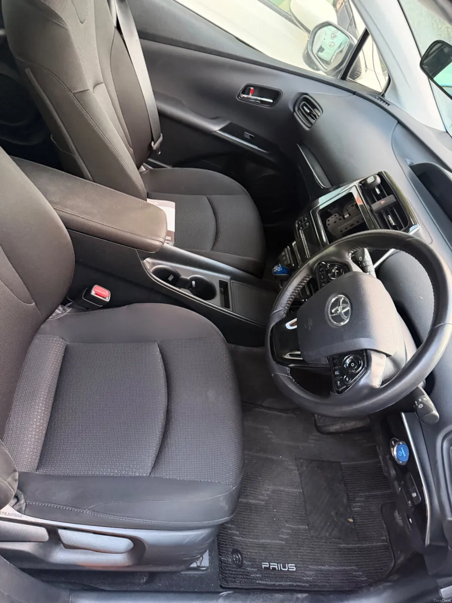 Toyota Prius 2019 SELF CHARGING HYBRID - Image 4