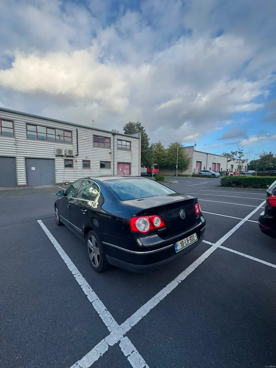 Volkswagen Passat 2010 - Image 2