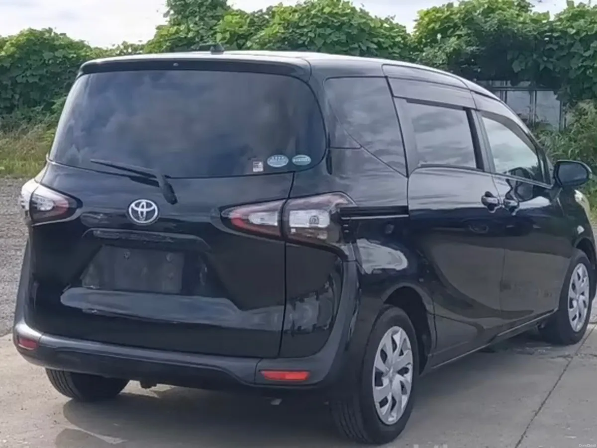 Toyota sienta 2018 low millage - Image 3