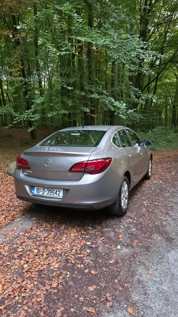 161 Opel Astra Saloon - Image 6