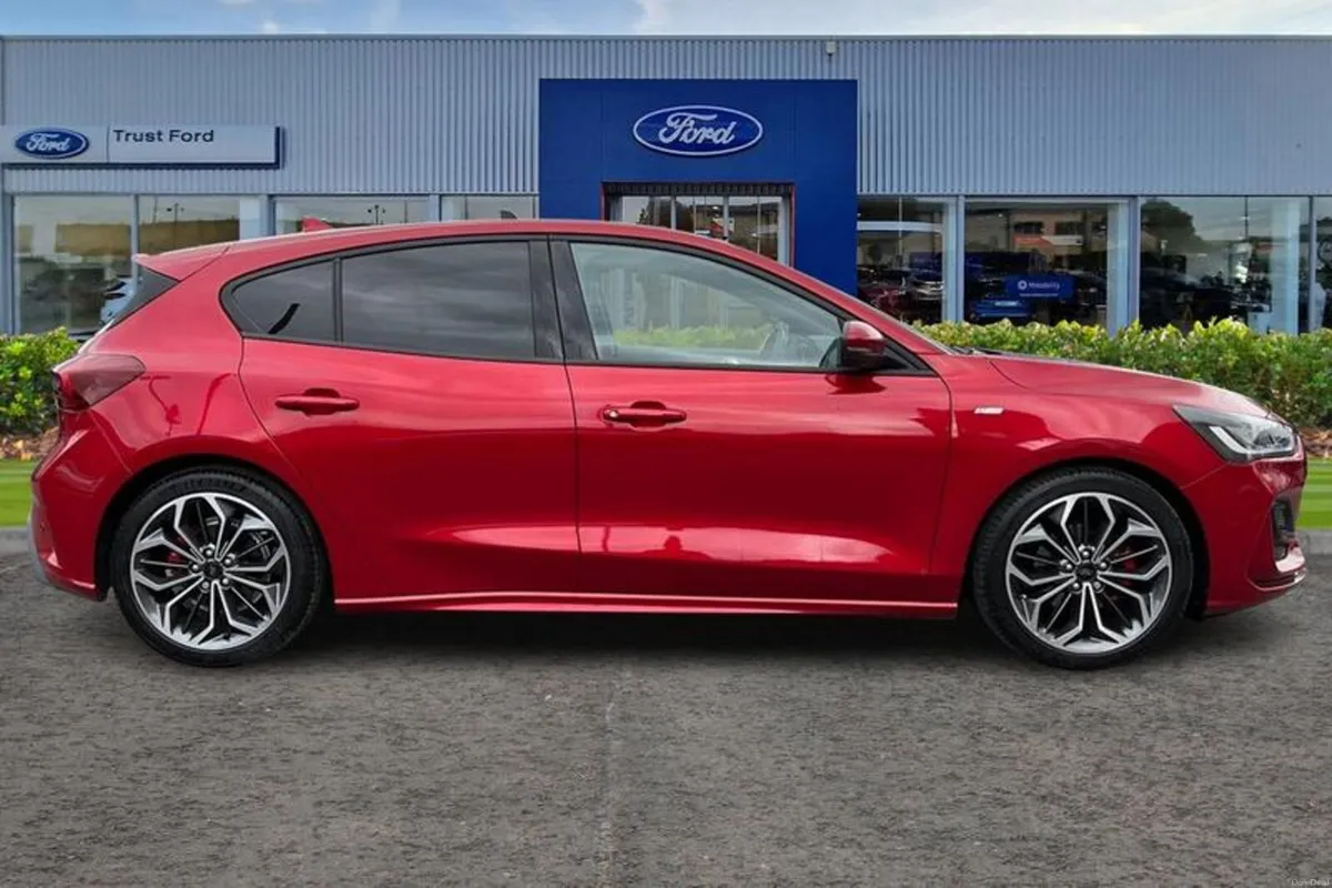 Ford Focus 1.0 EcoBoost Hybrid mHEV ST-Line X 5dr - Image 3