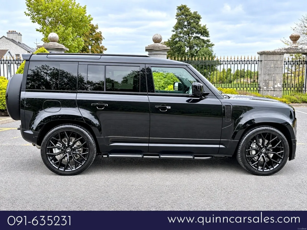 Land Rover Defender P300e X-DYNAMIC SE PHEV AUTO== - Image 2