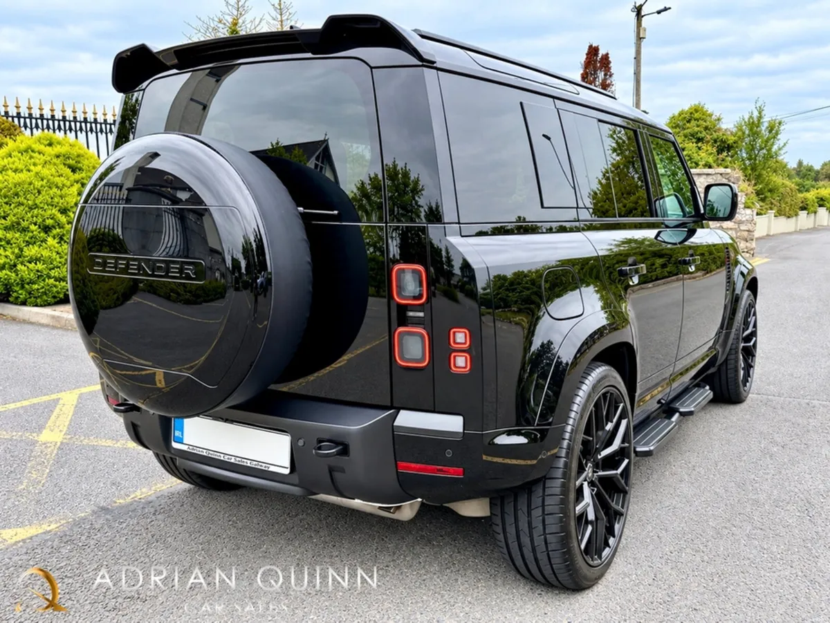Land Rover Defender P300e X-DYNAMIC SE PHEV AUTO== - Image 5