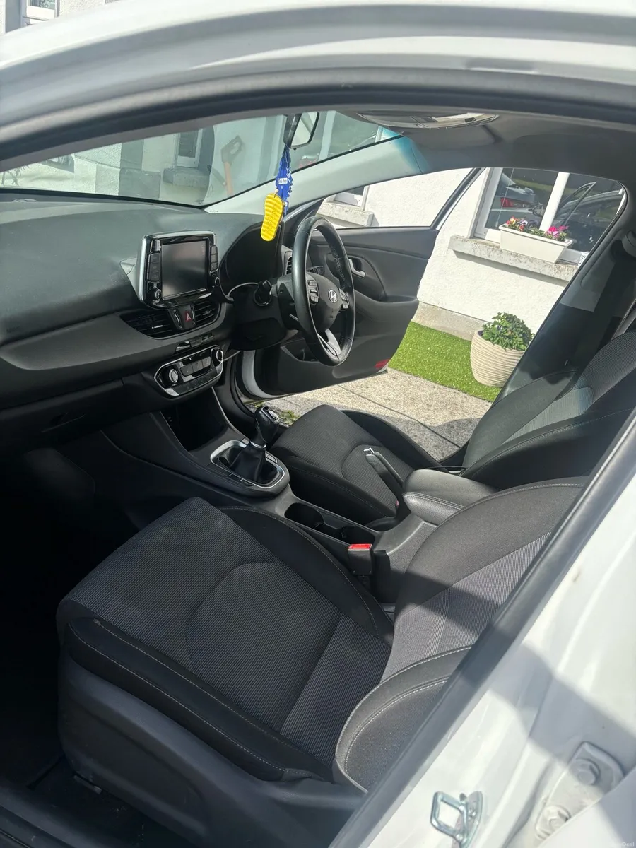 Hyundai i30 deluxe 1.0L turbo upgraded alloys - Image 4