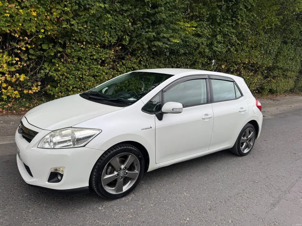 Toyota Auris hybrid low mileage - Image 4