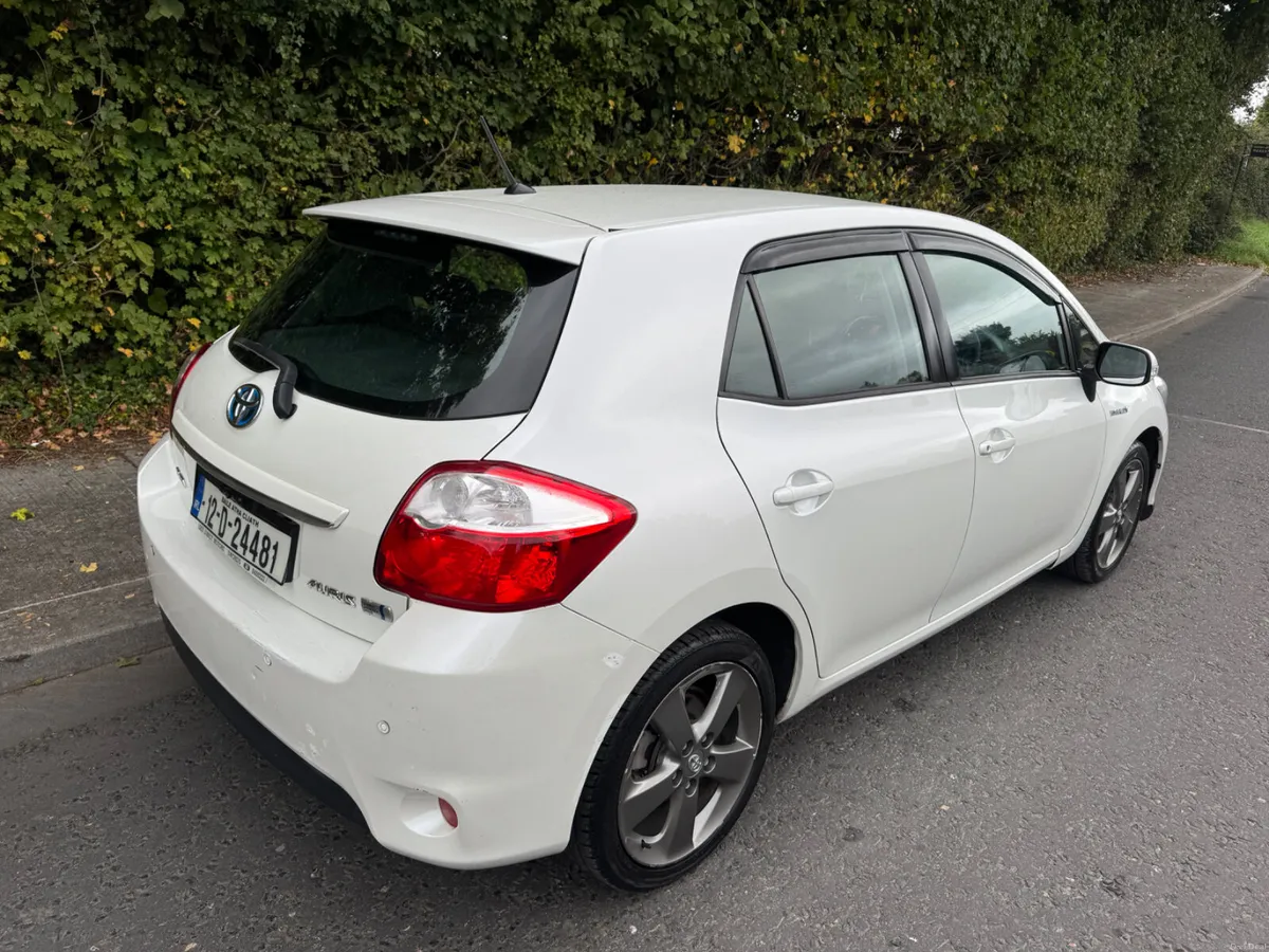 Toyota Auris hybrid low mileage - Image 2