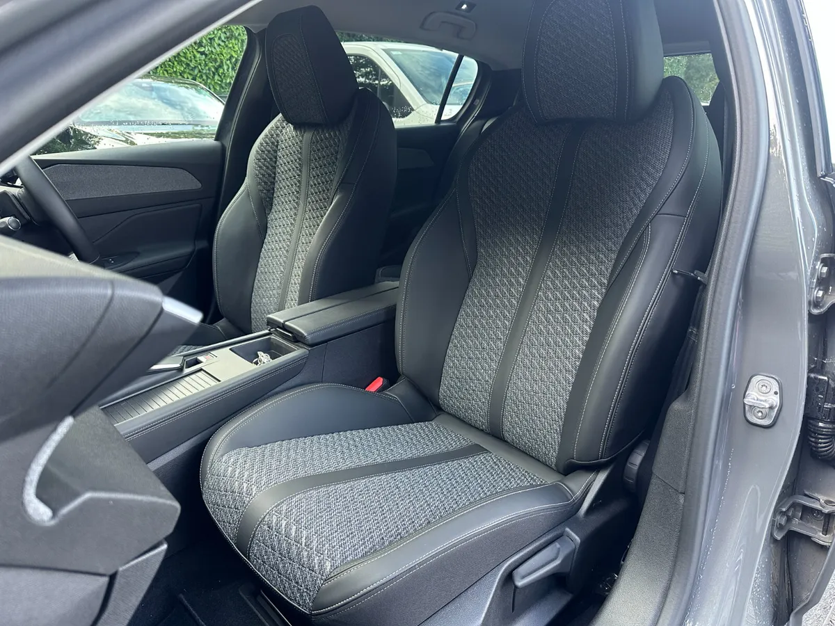 Peugeot 308 1.2 Hybrid 145BHP e-DCS6 Allure - Image 6