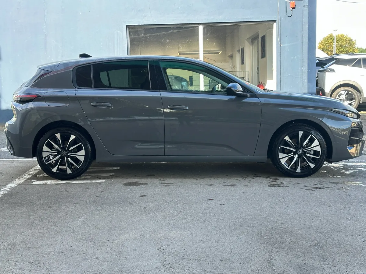Peugeot 308 1.2 Hybrid 145BHP e-DCS6 Allure - Image 2