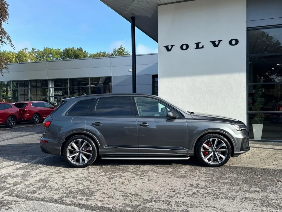 Audi Q7 45 TDI S Line Black Edition ***7 Seats***P - Image 5