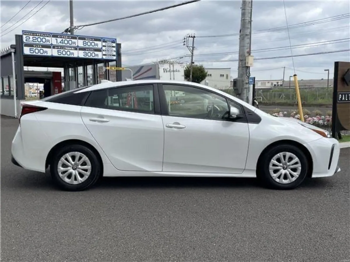 Toyota Prius 2021 price negotiable new Nct and tax - Image 5