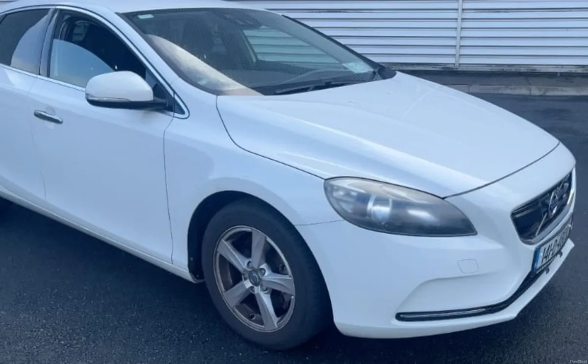 Volvo V40  Automatic  2014 - Image 2
