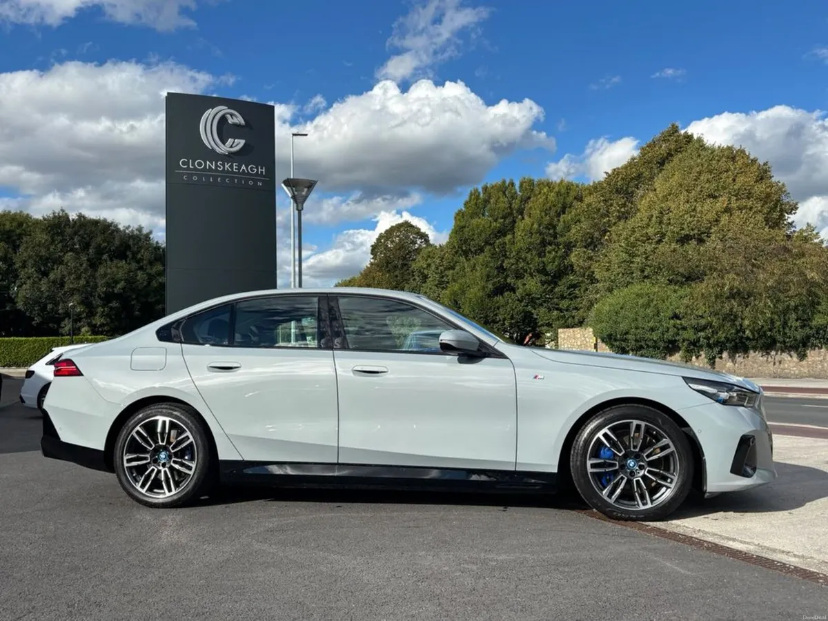 BMW i5 EDRIVE40 M SPORT - Image 2