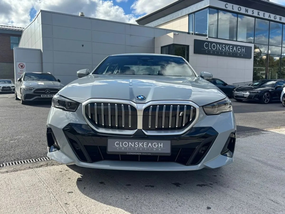 BMW i5 EDRIVE40 M SPORT - Image 3