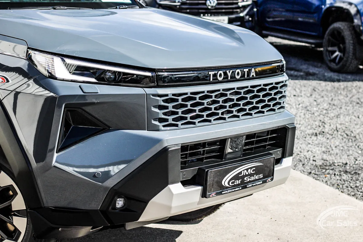 2026 TOYOTA HILUX INVINCIBLE - Image 5