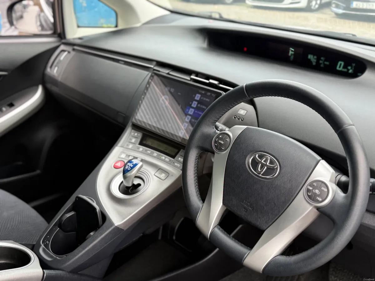 2015 Toyota Prius Hybrid Auto/ Car Play - Image 6