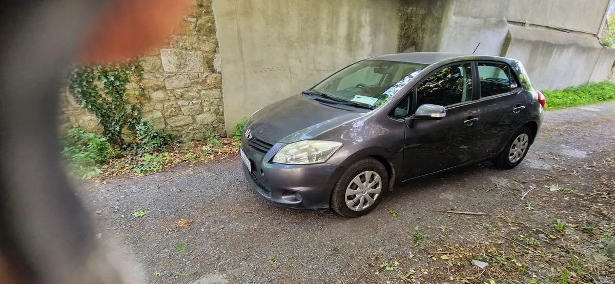Toyota Auris 2012 - Image 2