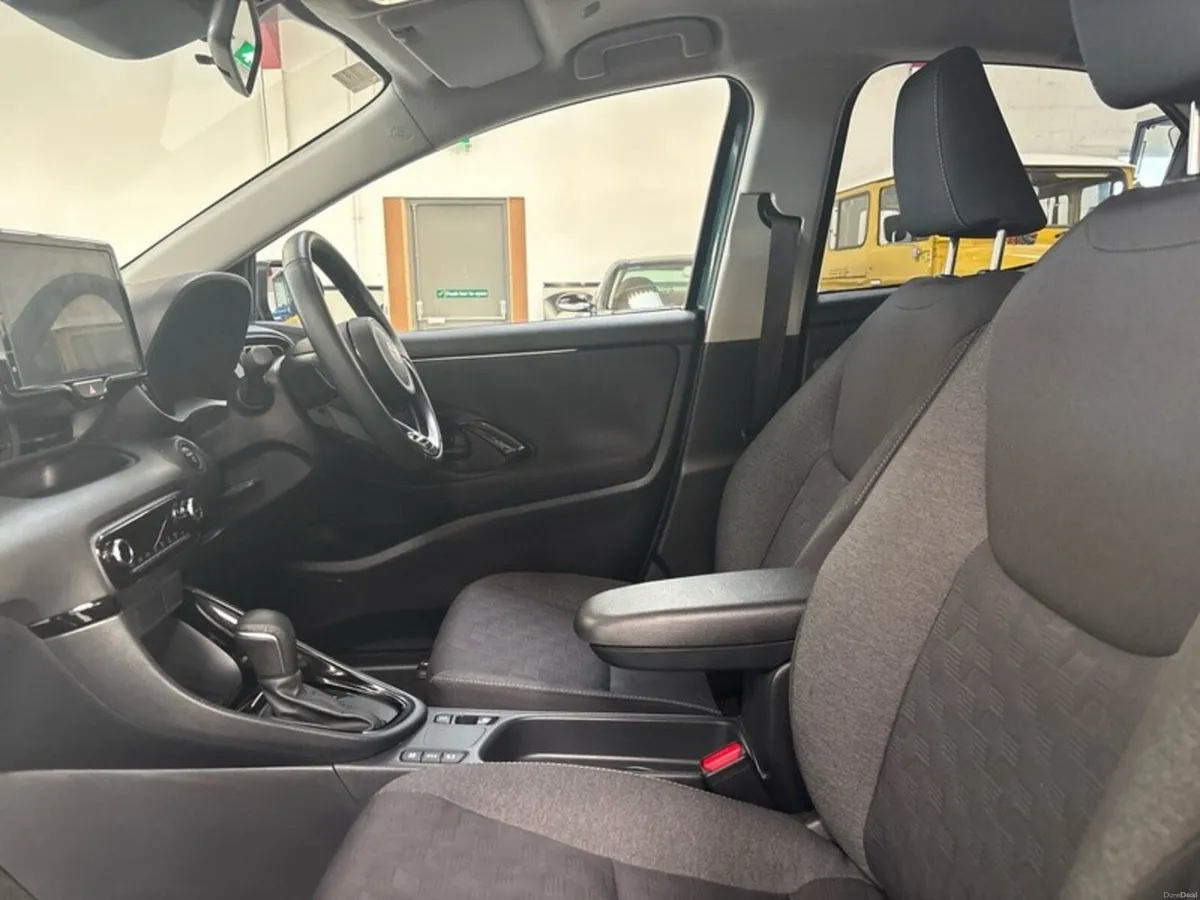 Toyota Yaris LUNA SPORT HYBRID AUTO - Image 6