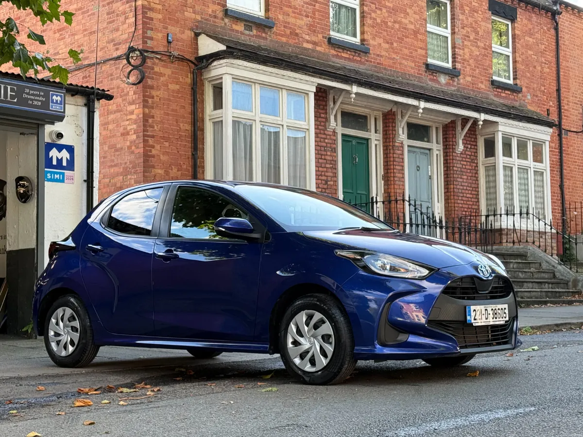 2022 Toyota Yaris, Hybrid Automatic, 84km, New Nct - Image 3