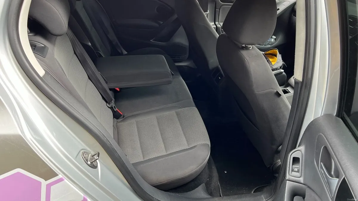Volkswagen Golf 2010 - Image 2