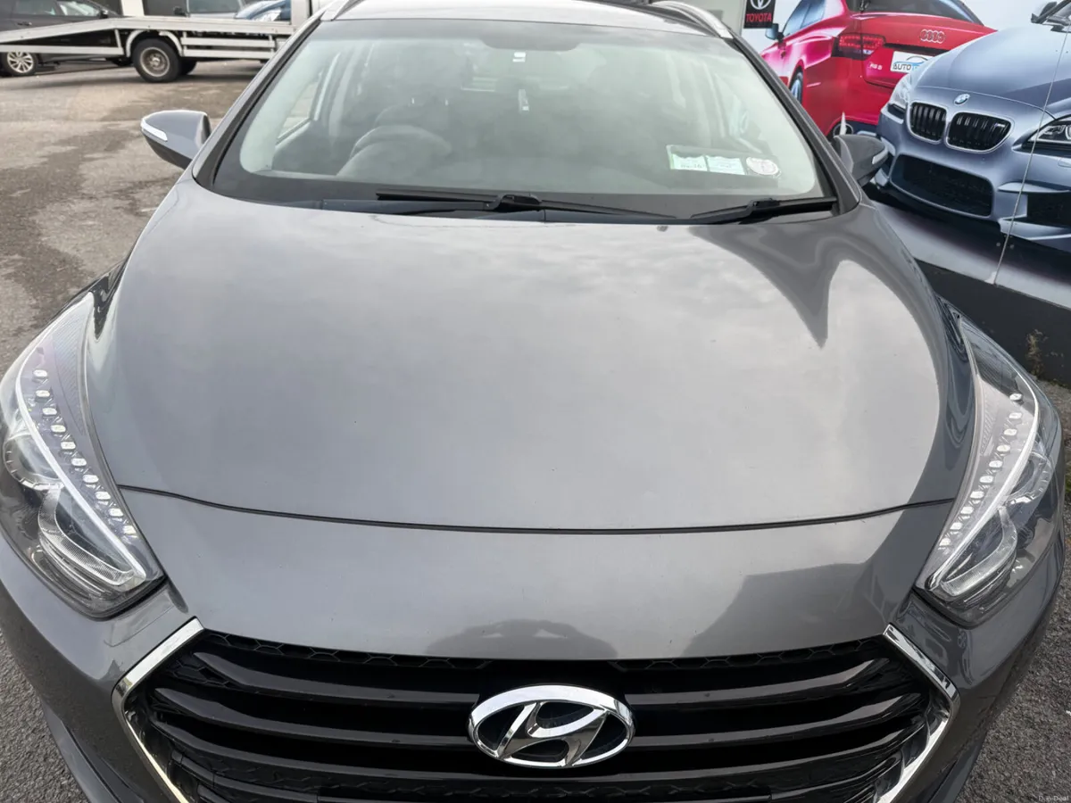 HYUNDAI  i40  ESTATE - Image 2