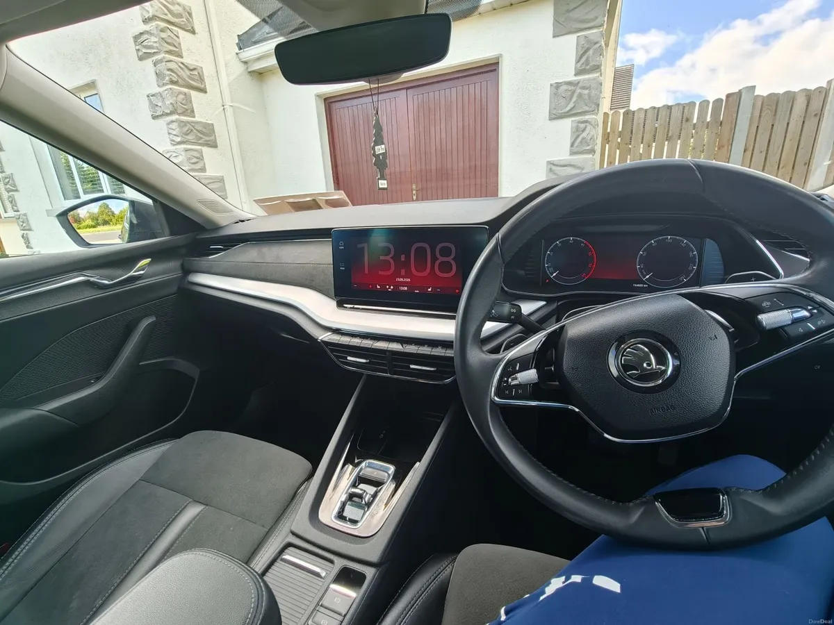 Skoda Octavia 2023 (Automatic, SATNAV, Android) - Image 3