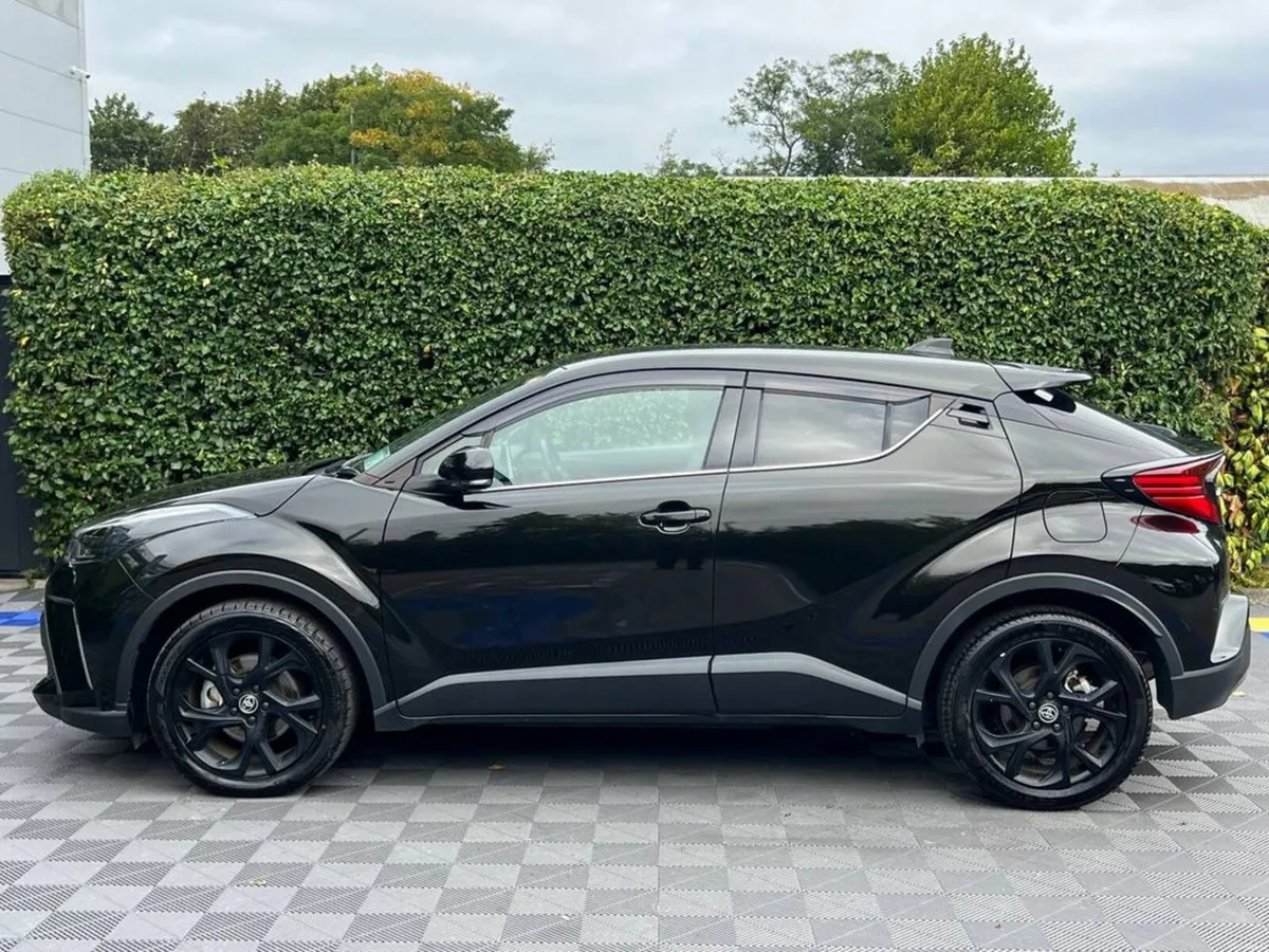 Toyota C-HR 1.8 HYBRID AUTO // APPLE CARPLAY/ANDRO - Image 3