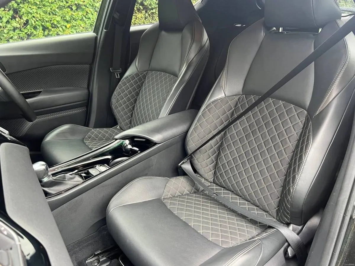 Toyota C-HR 1.8 HYBRID AUTO // APPLE CARPLAY/ANDRO - Image 6