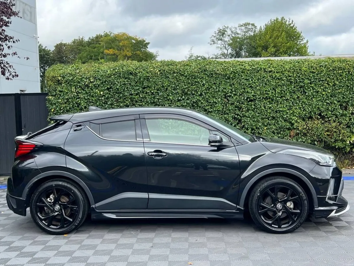 Toyota C-HR G MODE-NERO 1.8 HYBRID AUTO // SERVICE - Image 2
