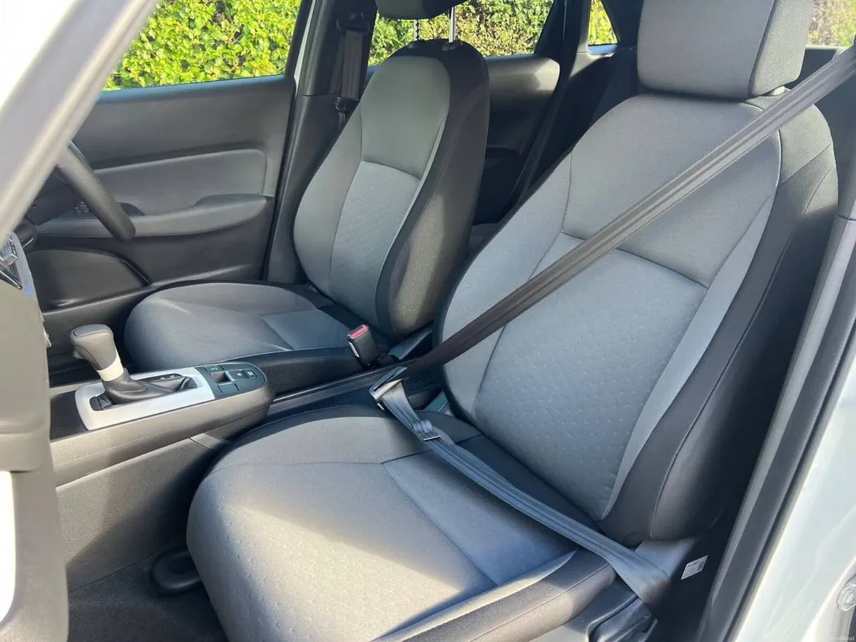 Honda Fit 1.2 HYBRID AUTO // DIGITAL CLUSTER // RE - Image 6