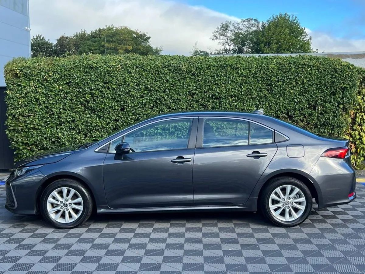 Toyota Corolla LUNA 1.8 HYBRID AUTO // LOW MILEAGE - Image 3