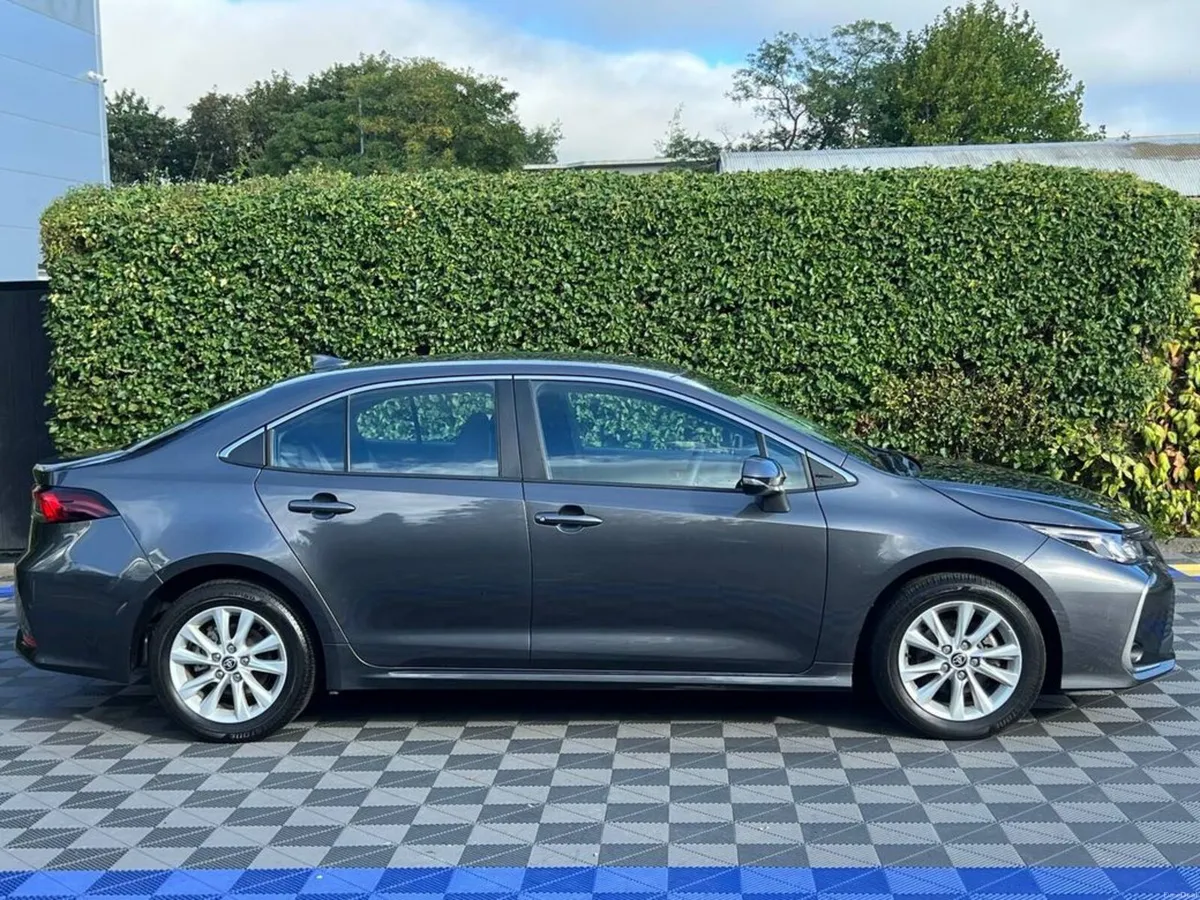 Toyota Corolla LUNA 1.8 HYBRID AUTO // LOW MILEAGE - Image 2