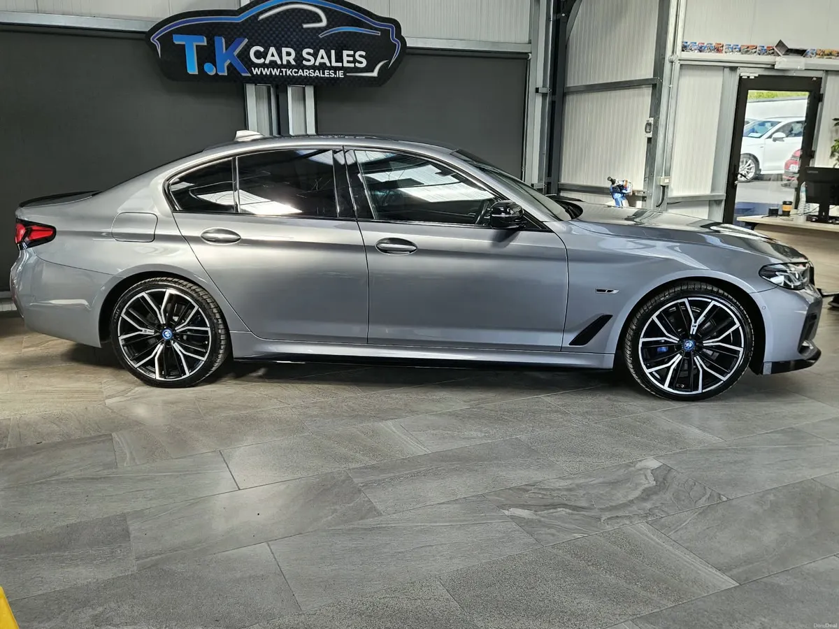222 BMW 530 E M-SPORT HYBRID - Image 2