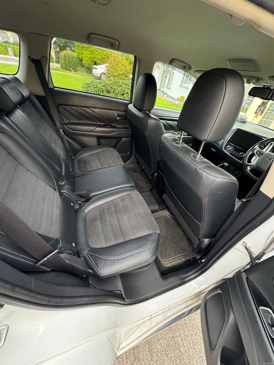 Outlander phev 4WD HYBRID - Image 4
