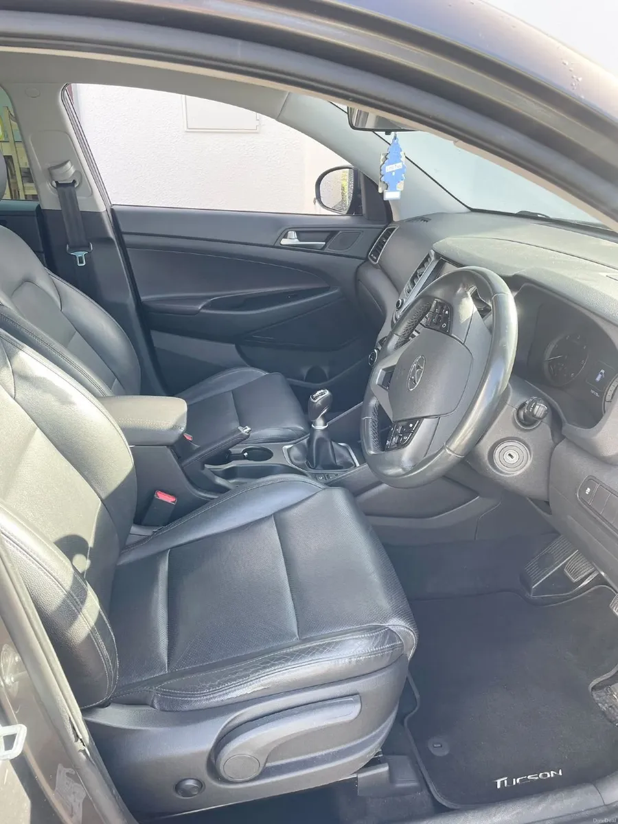 181 Hyundai Tucson Executive SE 1.7L CRDI - Image 3