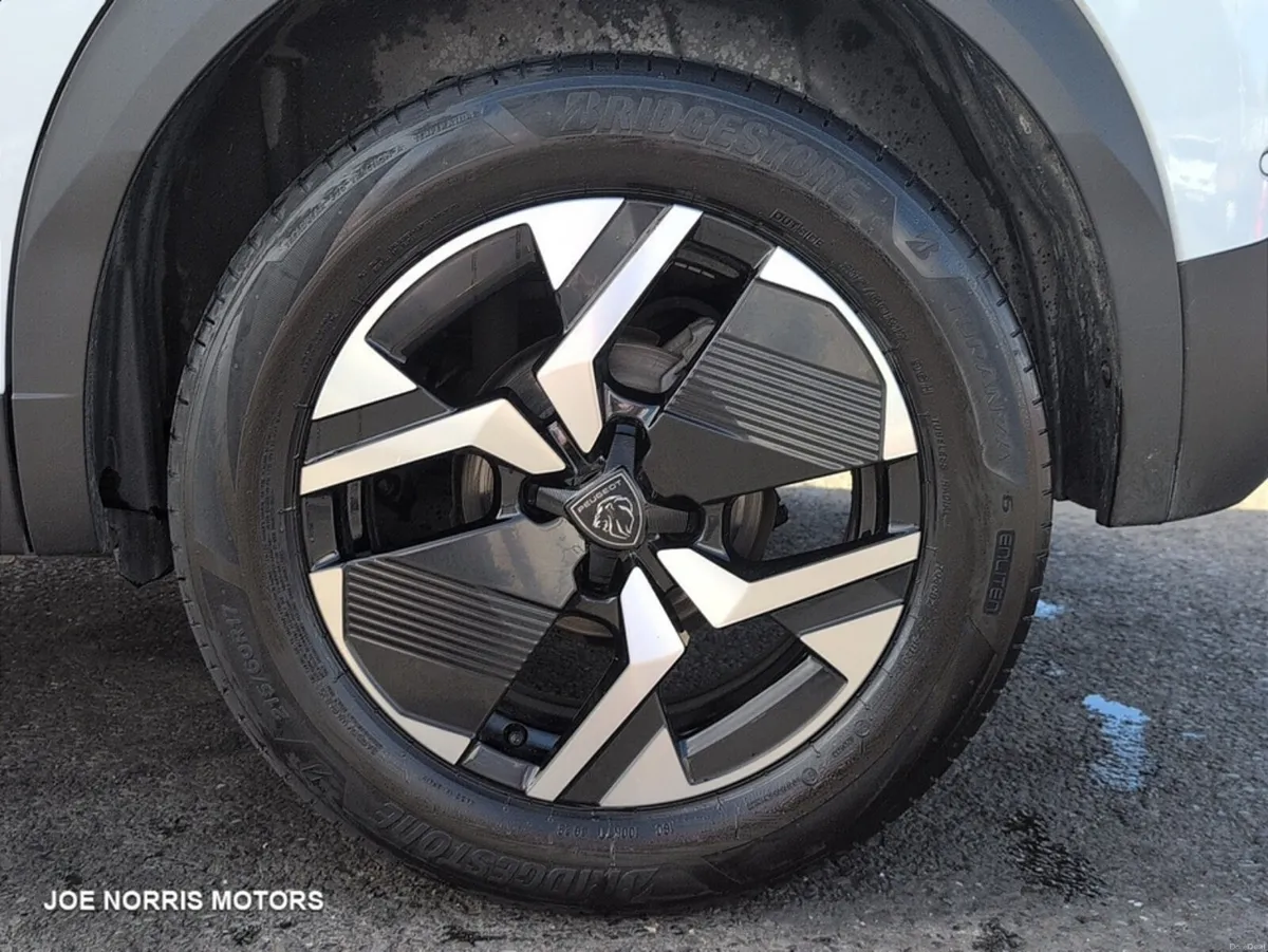 Peugeot 2008 ALLURE 1.2 MILD-HYBRID AUTOMATIC - Image 5