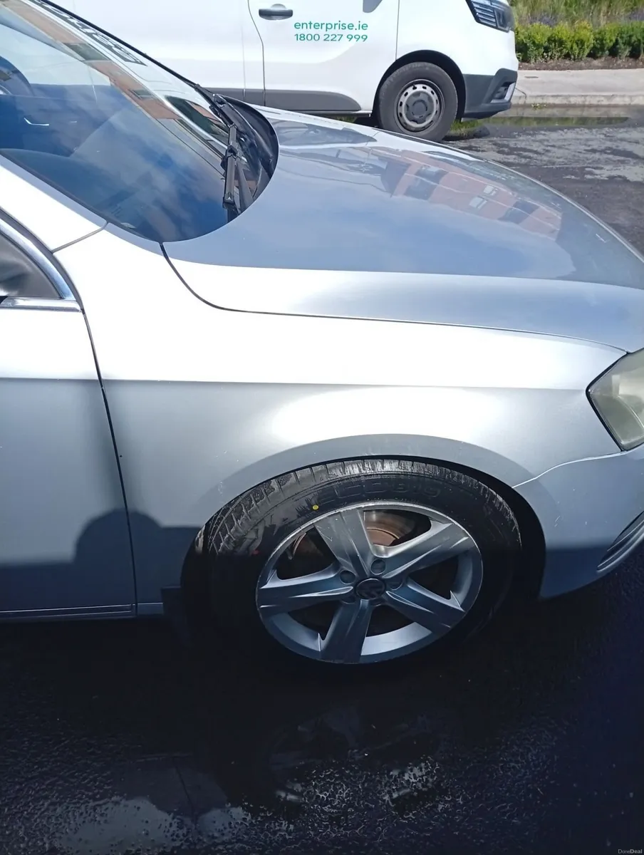 Volkswagen Passat 2012 - Image 2