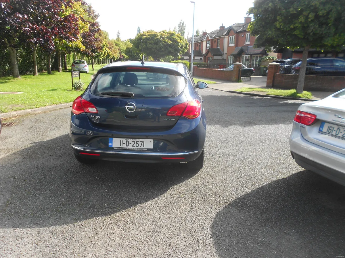 Opel Astra 2011 - Image 2