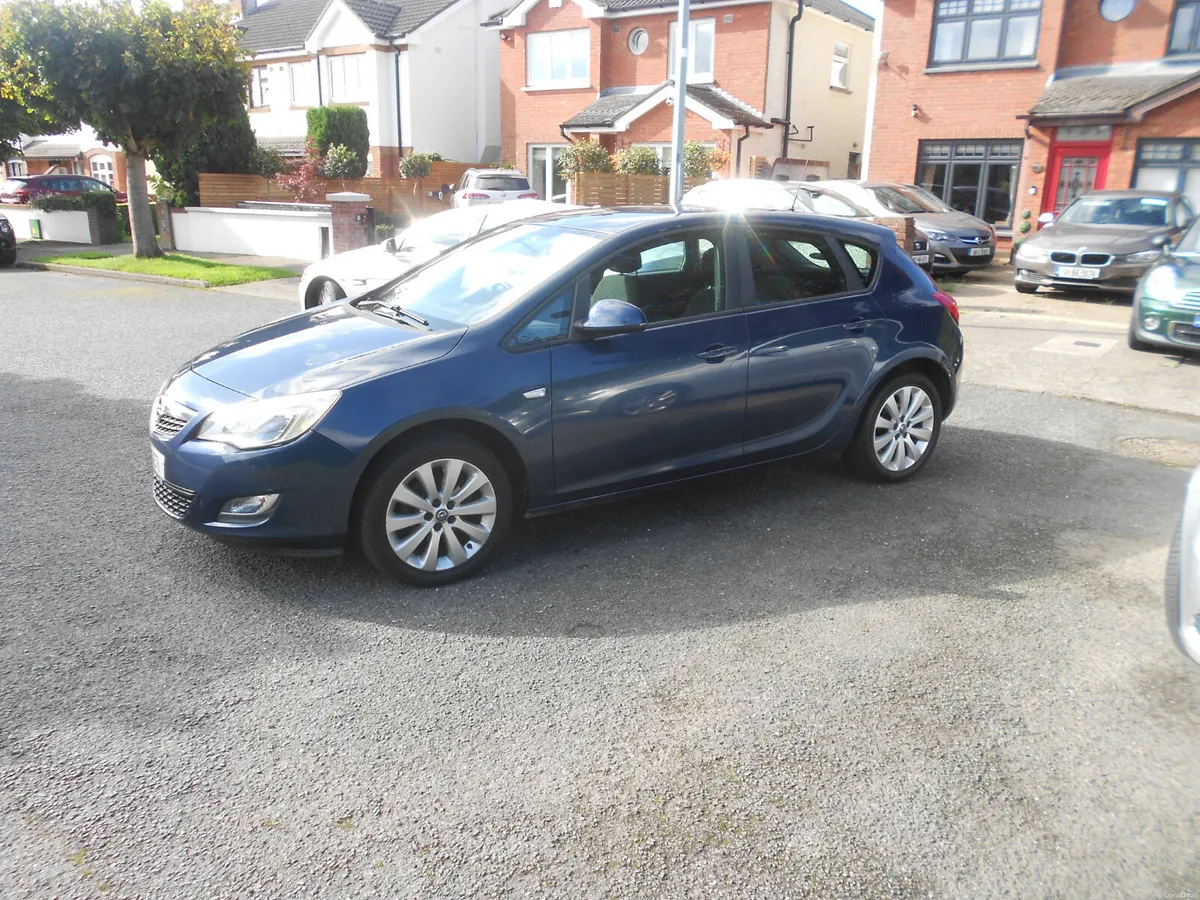 Opel Astra 2011 - Image 1