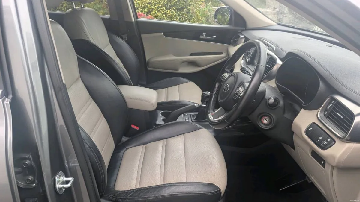 Kia Sorento NCT 08/27 7 Seats - Image 5