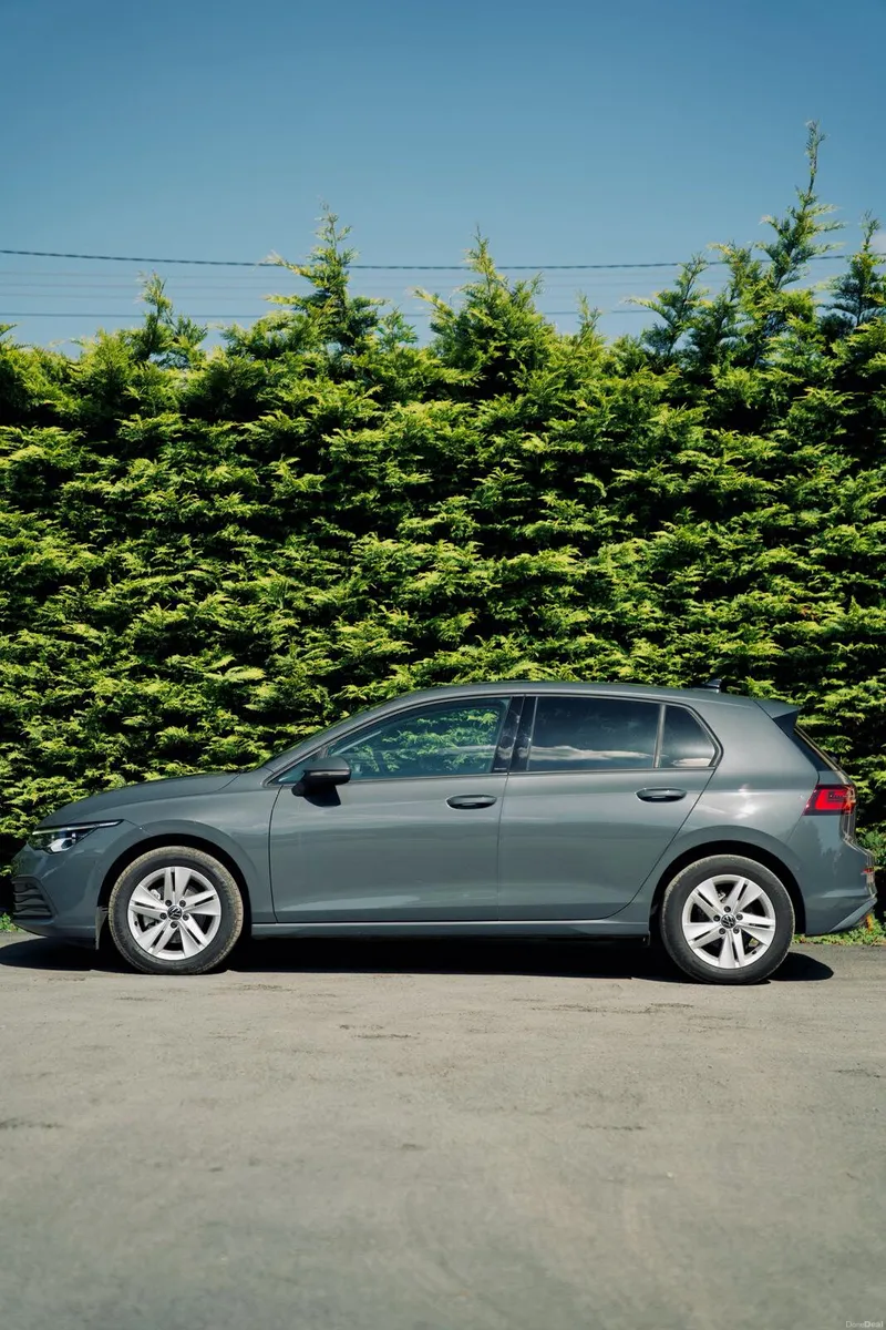 Volkswagen Golf 2023 - Image 2