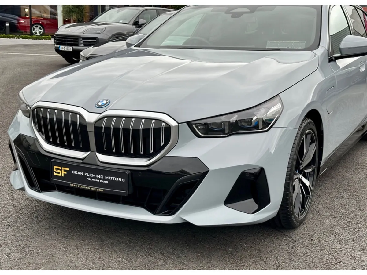BMW 5-Series Touring M SPORT AUTO - Image 2