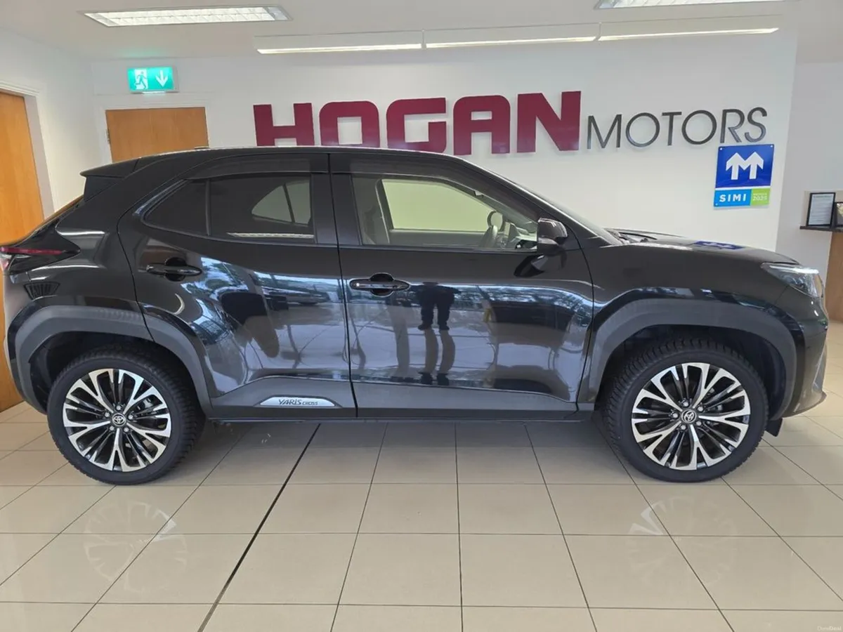 Toyota Yaris Cross Hybrid Premium Edition Automati - Image 3