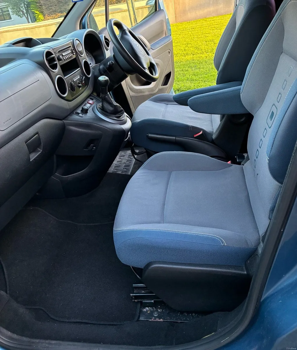 Citron Berlingo wheelchair accessible - Image 4