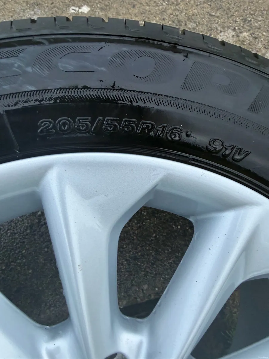 Alloy wheel - Image 3