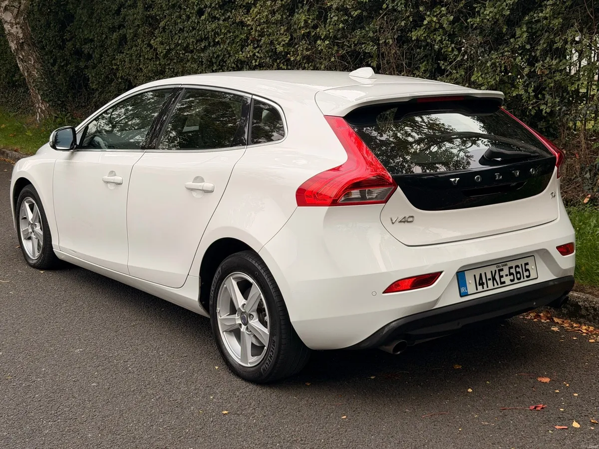 141 Volvo v40 **Petrol Automatic** - Image 2