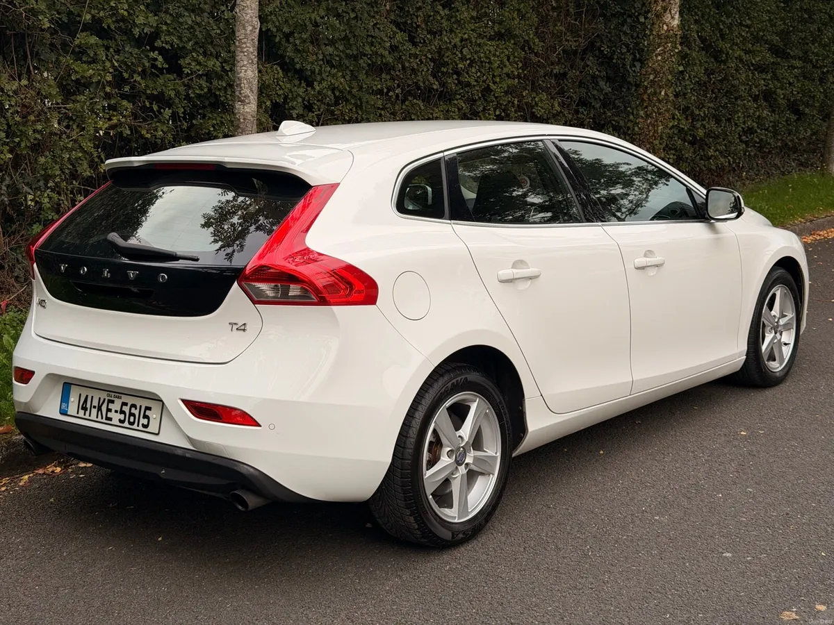 141 Volvo v40 **Petrol Automatic** - Image 3