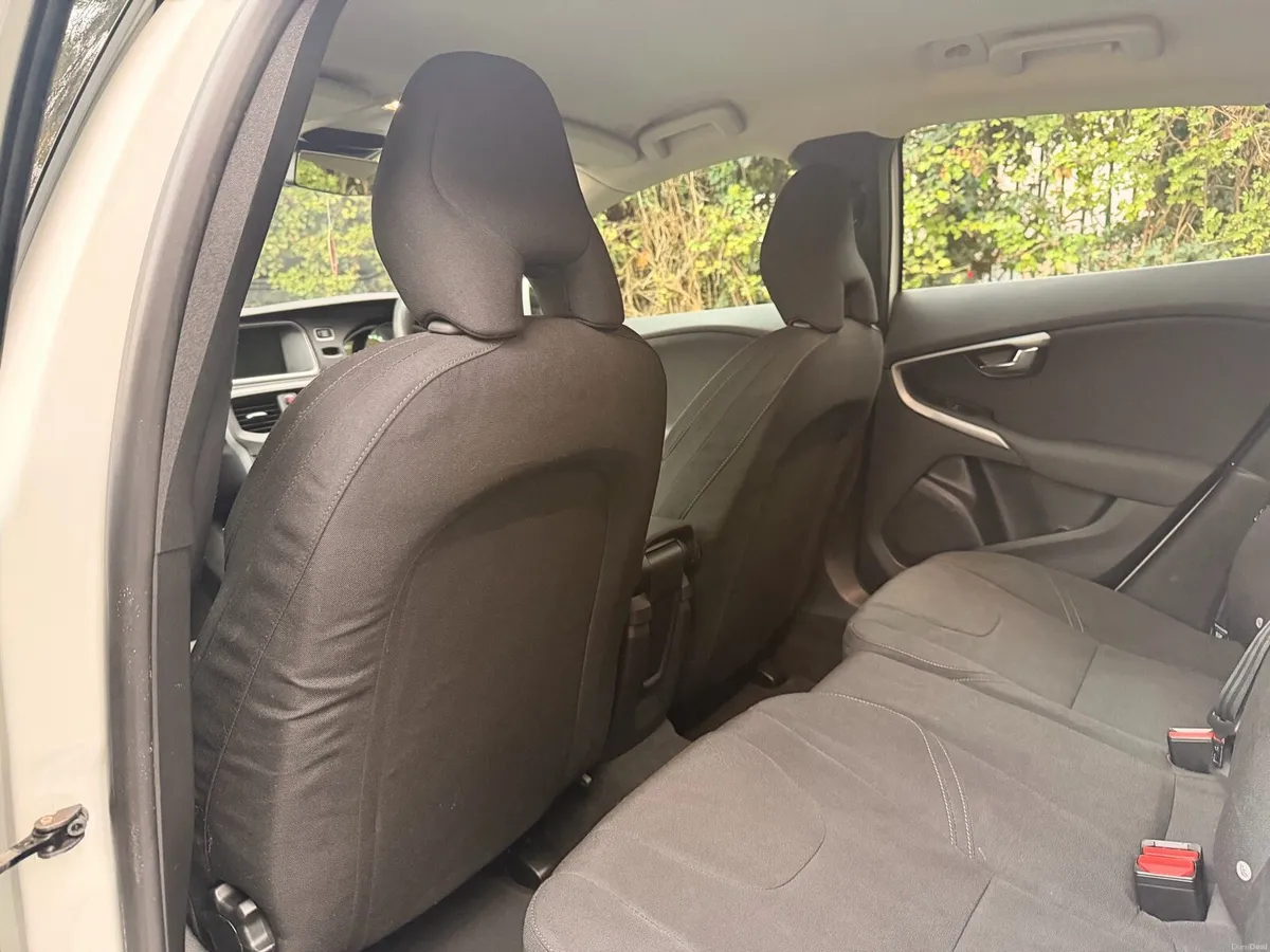141 Volvo v40 **Petrol Automatic** - Image 5
