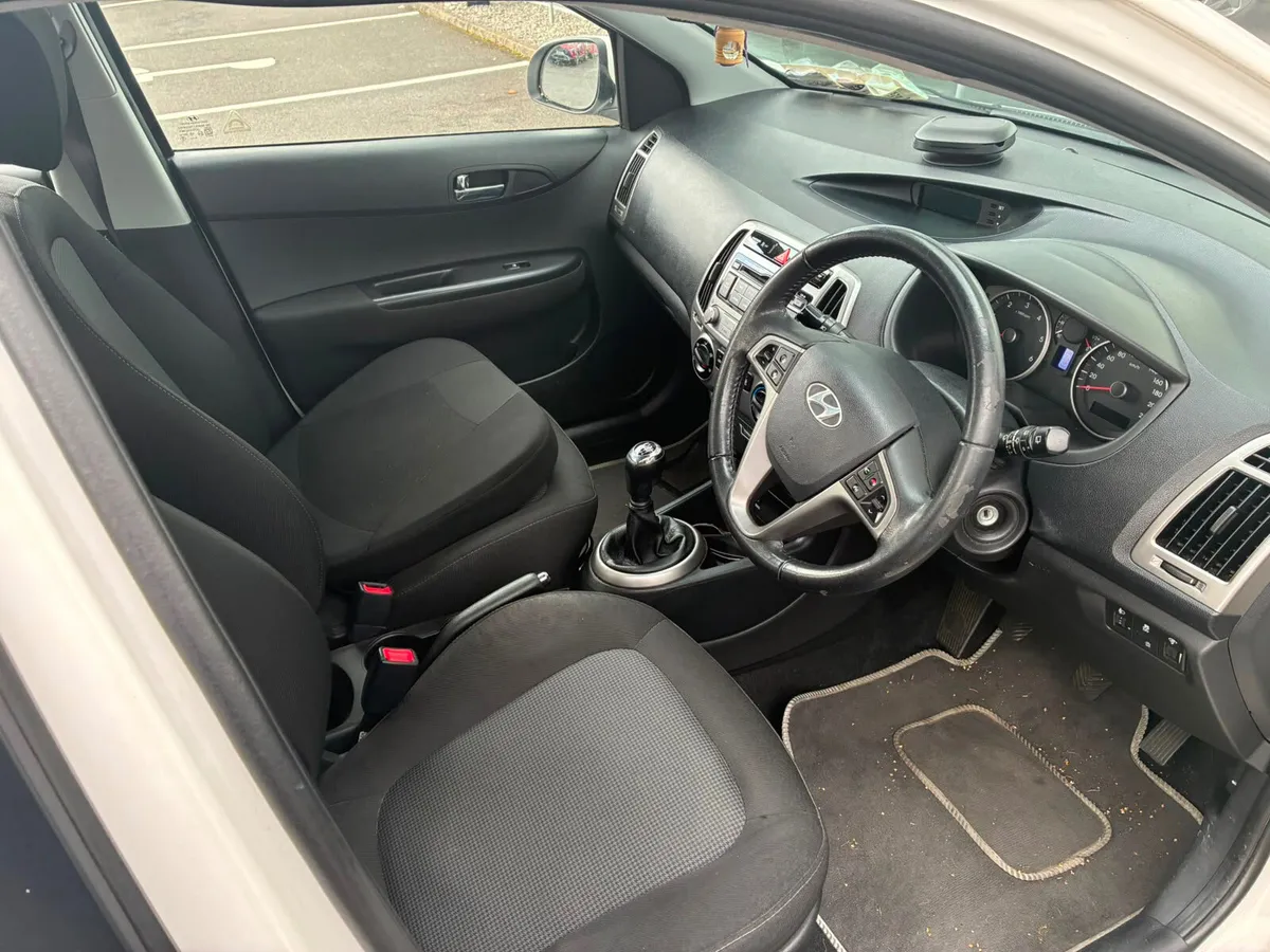 Hyundai i20 2014 PREMIUM 1.4 Crdi - Image 4